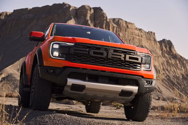 So với xe đang bán ở Úc hay Thái Lan, Ford Ranger Raptor 2023 tại Việt Nam dành sở hữu ngoại hình không có gì khác biệt. Được phát triển dựa trên cơ sở gầm bệ của Ranger thế hệ mới, mẫu xe bán tải này cũng có đèn pha Matrix LED và dải đèn LED định vị ban ngày hình chữ "C" quen thuộc.