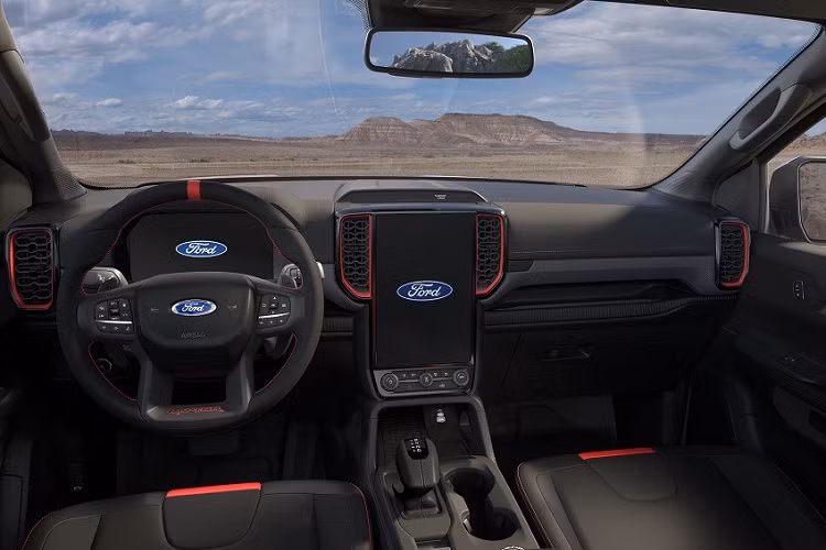 Ngoài ra, Ford Ranger Raptor 2023 còn được trang bị hốc bánh nhô rộng nhằm phù hợp với bộ vành 17 inch cơ bắp và lốp đa địa hình BFGoodrich KO2. Bên cạnh đó là những chi tiết thiết kế mới như các hốc hút gió và bậc bước hai bên bằng nhôm đúc.