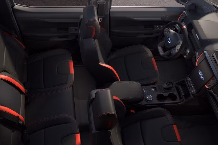 Tuy nhiên, ở chính giữa lưới tản nhiệt là dòng chữ "Ford" cỡ lớn vốn là đặc trưng của phiên bản Raptor. Thêm vào đó là cản trước tách biệt với lưới tản nhiệt và đi kèm tấm ốp bảo vệ gầm màu bạc.