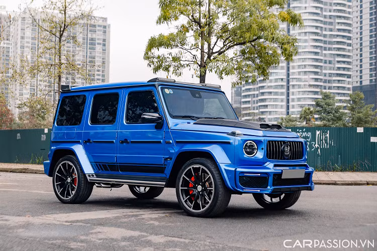 Mới đây, một chiếc SUV hạng sang Mercedes AMG G63 đã được chào bán tại Hà Nội với mức giá hơn 11 tỷ đồng sau khi lăn bánh hơn 3 vạn km. Đặc biệt hơn, chiếc G63 này đã được nâng cấp gói độ tới từ hãng Brabus cùng hệ thống bầu trời sao giống Rolls-Royce siêu sang.