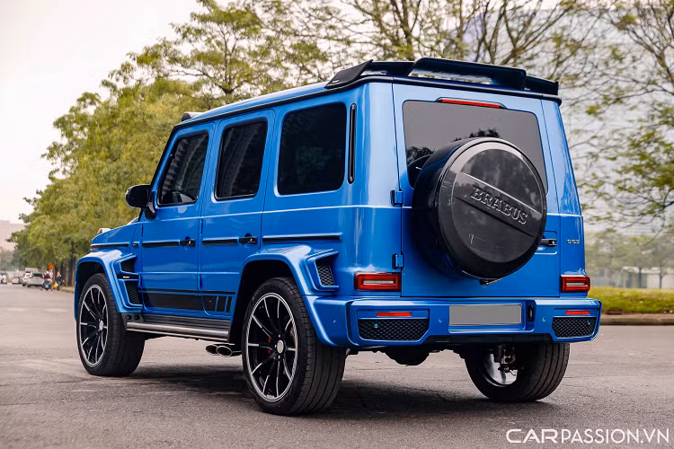 Tấm ốp cho bánh xe dự phòng cũng được thay mới bằng chất liệu sợi carbon và dập logo Brabus. Đáng chú ý, cản phía sau xe cũng được nâng cấp để hoàn thiện vẻ ngoài đầy dữ tợn của phiên bản Brabus 800 Widestar. Cánh gió sau cũng được làm từ sợi carbon.