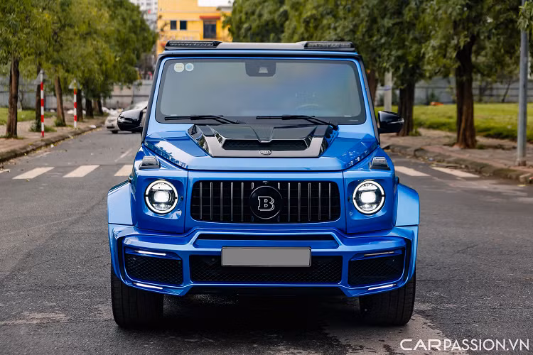 Phần đầu xe thay đổi hoàn toàn so với mẫu G63 nguyên bản với cản trước của xe được thay bằng loại thiết kế mới, logo ngôi sao ba cánh ở vị trí trung tâm được thay thế bằng chi tiết của thương hiệu Brabus với hai chữ ‘B’ xếp chồng lên nhau.