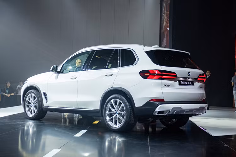 Tại Việt Nam, BMW X5 2024 sẽ tiếp tục là đối thủ của Mercedes-Benz GLE và Lexus RX. So với Mercedes-Benz GLE vốn có giá khởi điểm từ 4,509 tỷ đồng, BMW X5 2024 giá rẻ hơn đến cả nửa tỷ đồng.