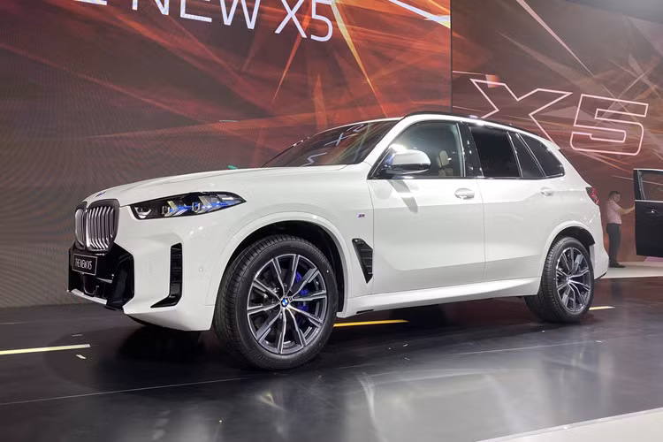 Là phiên bản nâng cấp giữa vòng đời, mẫu xe SUV BMW X5 2024 chỉ thay đổi nhẹ ở thiết kế ngoại thất. Cụ thể, mẫu xe này được trang bị đèn pha mới, sắp xếp cân đối với lưới tản nhiệt quả thận đặc trưng. Đèn pha LED sở hữu đường viền mỏng hơn 35 mm so với trước và tích hợp dải đèn LED định vị ban ngày kiêm đèn báo rẽ hình mũi tên hướng ra ngoài.