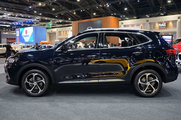 Ở phiên bản mới, mẫu SUV cỡ nhỏ này thay đổi khá nhiều, từ thiết kế cho đến trang bị. HS 2023 được áp dụng ngôn ngữ thiết kế mới của thương hiệu MG, tương tự người anh em MG5.