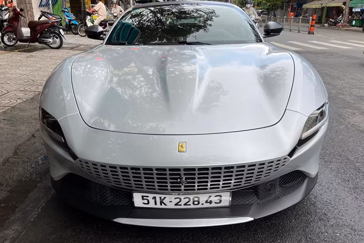 Ferrari Roma là cái tên đánh dấu bước chuyển mình của hãng siêu xe nước Ý với phong cách chủ đạo được lấy cảm hứng từ chính những tinh tuý của thủ đô Rome trong giai đoạn 1950 - 1960.