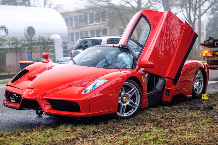 Bên cạnh mức giá 6 triệu USD ở thời điểm ra mắt, giá trị của Ferrari Enzo còn thể hiện ở số lượng sản xuất giới hạn chỉ 400 chiếc trên phạm vi toàn cầu.