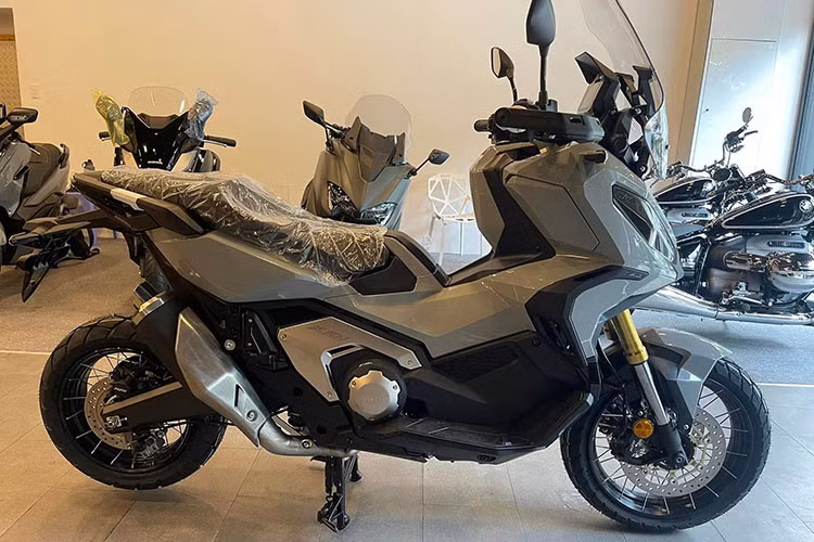 Mẫu xe tay ga Honda X-ADV 750 2023 thế hệ mới này hiện vẫn chưa được Honda Việt Nam phân phối trực tiếp, do đó, khách hàng chỉ có thể tìm mua thông qua các đại lý nhập khẩu xe tư nhân.