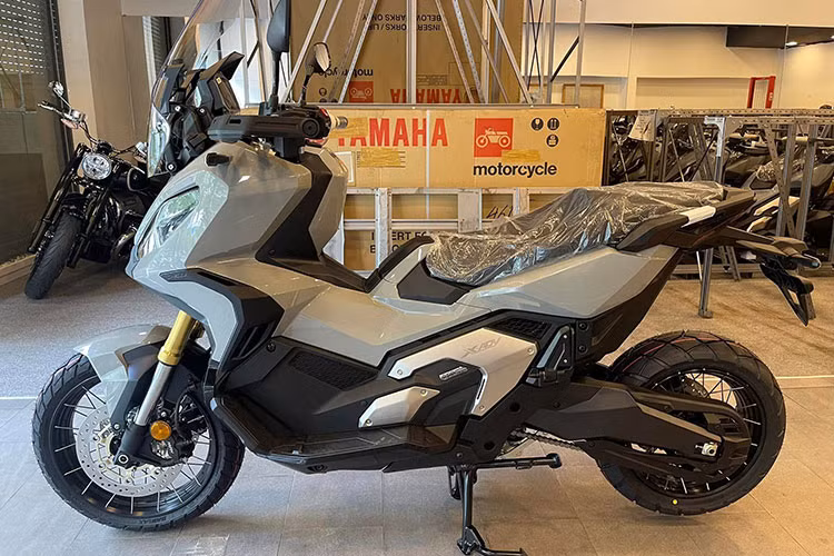 Trước đó, tại thị trường Việt Nam, mẫu X-ADV 2020 cũng đã được đưa về qua nhập khẩu tư nhân và được chào bán lên tới 620 triệu đồng (đắt hơn một chiếc xe ôtô cỡ B như Toyota Vios hay Hyundai Accent...). Rất có thể, đời 2023 cũng có giá bán không rẻ hơn so với thế hệ cũ.