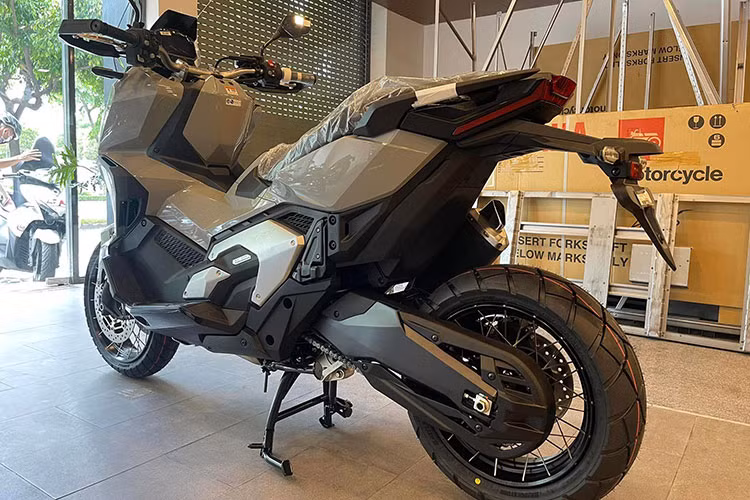 Mới đây, Honda X-ADV 750 thế hệ mới đã chính thức “cập bến” Việt Nam thông qua một đại lý kinh doanh xe máy tư nhân ở TP.HCM. Đại lý cho biết xe được nhập khẩu trực tiếp từ Ý với số lượng không nhiều và một số chiếc đã có khách đặt cọc từ trước.