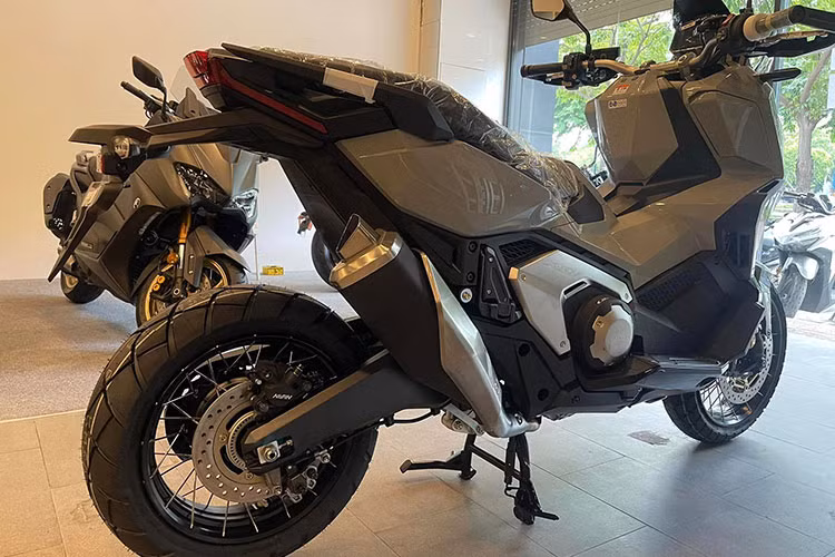 Thông tin cụ thể về mức giá xe Honda X-ADV 750 2023 chưa được đại lý tiết lộ nhưng chắc chắn không hề rẻ. Trong khi đó, tại thị trường Malaysia, xe có giá khoảng 68.899 RM (tương đương 364,9 triệu đồng).
