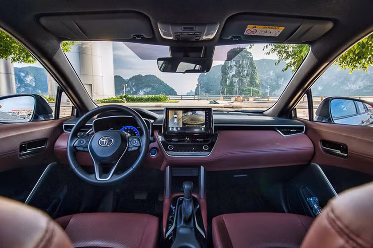 Toyota Corolla Cross được trang bị gói an toàn Toyota Safety Sense bao gồm hệ thống kiểm soát hành trình thích ứng, hỗ trợ tránh va chạm với phanh tự động, nhận diện biển báo, đèn pha tự động và cảnh báo lệch làn đường.