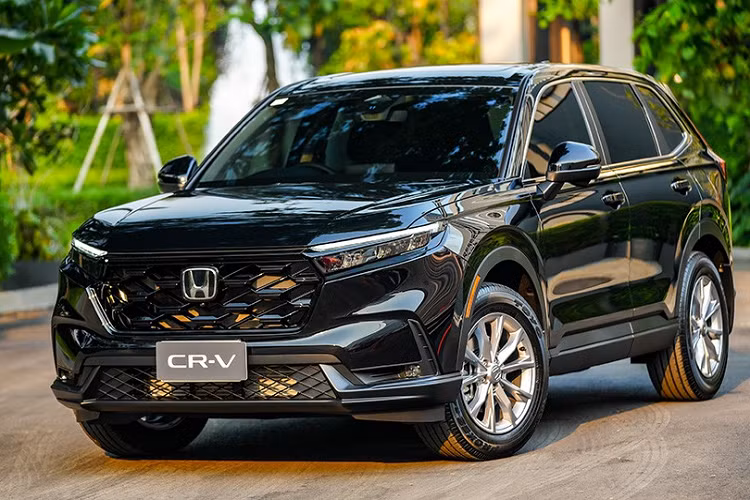 Màn ra mắt của Honda CR-V thế hệ mới tại Thái Lan đã thu hút sự chú ý mạnh của cả báo giới lẫn người tiêu dùng. Ở thị trường này, xe có tổng cộng 5 phiên bản là E 2WD, ES 4WD, EL 4WD, e:HEV ES 2WD và e:HEV RS 4WD. Tuy nhiên, ở triển lãm BIMS 2023, hãng Honda chỉ trưng bày 2 phiên bản EL 4WD và e:HEV RS 4WD.