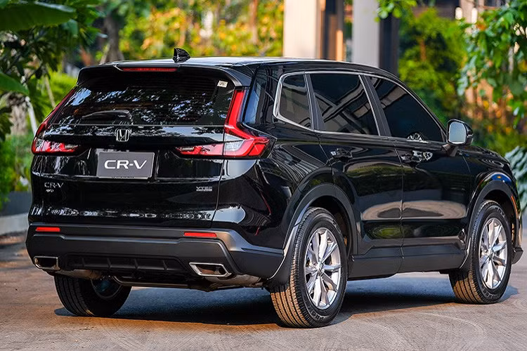 So với 2 phiên bản dẫn động cầu trước là E 2WD và e:HEV ES 2WD, xe có chiều cao cũng như khoảng sáng gầm nhỉnh hơn 10 mm. Nhìn bên ngoài, Honda CR-V ES 4WD 2023 không có nhiều sự khác biệt so với phiên bản EL 4WD. Xe cũng có lưới tản nhiệt hình lục giác với mắt lưới tổ ong sơn màu đen bóng. Nằm chính giữa lưới tản nhiệt là logo của hãng Honda.