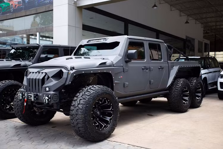 Nếu như có đại gia Việt chịu chơi Jeep Gladiator 6x6, đây sẽ là hàng lạ bên cạnh mẫu xe 6x6 đã có mặt tại Việt Nam như Mercedes-Benz G63 AMG 6x6 mang biển Lào hay xe bán tải 6 bánh Dodge Ram 3500 Heavy Duty.