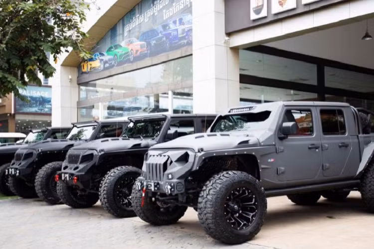 Xe bán tải Jeep Gladiator là niềm cảm hứng không nhỏ cho các hãng độ biến nó thành mẫu xe có hệ dẫn động 6x6, điều này khiến Jeep Gladiator trông hầm hố và dữ dằn, bản độ Jeep Gladiator 6x6 đang rao bán với khách hàng Việt còn được sửa đổi kha khá ngoại thất bao gồm mặt tiền phía trước như các mẫu xe bọc thép, vòng ra bên hông xe