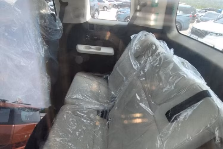 Phía sau vô lăng còn có màn hình cong mới, tích hợp bảng đồng hồ kỹ thuật số và màn hình cảm ứng trung tâm cùng có kích thước 12,3 inch. Bên dưới mặt táp-lô có thêm 1 màn hình nữa để chỉnh điều hòa. Thêm vào đó là hệ thống âm thanh Bose, cửa sổ trời toàn cảnh chia làm 2 mảnh và 2 sạc điện thoại không dây.