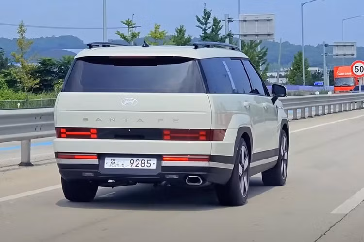 Qua những hình ảnh và video được lan truyền trên mạng, có thể thấy mẫu xe SUV Hyundai SantaFe 2024 khá đa dạng về mặt màu sắc cũng như vành la-zăng. Những chiếc xe chạy thử tại Hàn Quốc trong thời gian qua được trang bị ít nhất 5 loại vành la-zăng khác nhau. Bên cạnh đó là 10 màu sắc ngoại thất, bao gồm nâu nhám, trắng ngọc trai, trắng nhám, đen, bạc, xám, xanh lá, cam đất, xanh lá nhạt và xanh dương.