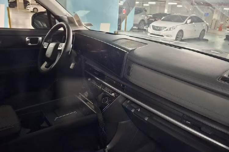 Thứ hai là hệ truyền động hybrid (HEV), bao gồm máy xăng 4 xi-lanh, tăng áp, dung tích 1.6L, mô-tơ điện và hộp số tự động 6 cấp. Thứ ba là động cơ xăng GDI 4 xi-lanh, hút khí tự nhiên, dung tích 2.5L, đi với hộp số tự động 8 cấp. Cả 3 tùy chọn động cơ này đều chỉ kết hợp với hệ dẫn động 1 cầu. 
