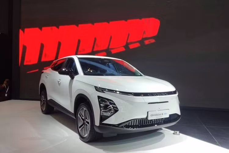 Chiếc xe xuất hiện tại triển lãm GIIAS 2023 có một điểm khác biệt là được trang bị vô lăng nằm bên phải. Indonesia cũng là thị trường đầu tiên đón nhận phiên bản tay lái nghịch của mẫu xe điện này. Là phiên bản thuần điện của SUV cỡ B Omoda 5 sắp bán ở Việt Nam, mẫu xe này có kích thước dài x rộng x cao lần lượt 4.400 x 1.830 x 1.590 mm và chiều dài cơ sở 2.630 mm. So với phiên bản máy xăng thông thường, Chery Omoda 5 EV gần như giữ nguyên kích thước. 