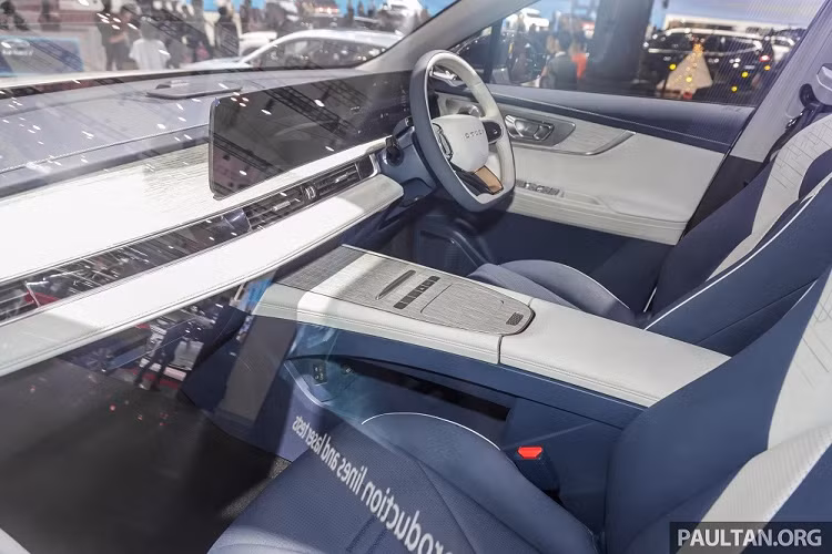 Không chỉ kích thước mà thiết kế tổng thể của Chery Omoda 5 EV cũng không thay đổi nhiều so với phiên bản máy xăng. Tất nhiên, một số chi tiết trên xe đã được điều chỉnh cho phù hợp với ô tô điện, ví dụ như lưới tản nhiệt đóng kín, hốc gió trung tâm rộng hơn, vành la-zăng với thiết kế khí động lực học và sự biến mất của ống xả phía sau. Theo hãng Chery, mẫu ô tô điện này có hệ số lực cản không khí chỉ 0,293 Cd.