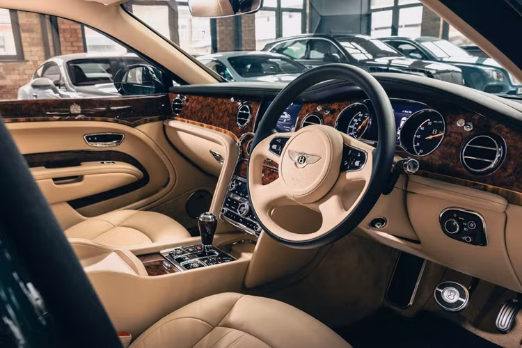 Chiếc sedan Bentley Mulsanne của Nữ hoàng Anh chính thức “nghỉ hưu” vào năm 2020 với phiên bản Mulsanne V8 6,75L của Mulliner. Mặc dù bức màn đã khép lại, nhưng mới đây Bentley đã chào đón kiệt tác cuối cùng – chiếc Mulsanne Extended Wheelbase 2020 trở lại ngôi nhà tinh thần trong Bộ sưu tập Di sản (Heritage Collection) của Bentley.