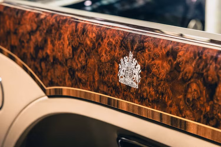 Chiếc Mulsanne phiên bản trục cơ sở kéo dài 2020 đặc biệt này được thực hiện theo yêu cầu của Nữ hoàng Elizabeth II. Đây cũng là một trong số 30 xe Mulsanne cuối cùng được sản xuất. Mulliner và Nữ hoàng quá cố đã tuỳ chỉnh mọi thứ để đáp ứng tiêu chuẩn của Hoàng Gia.