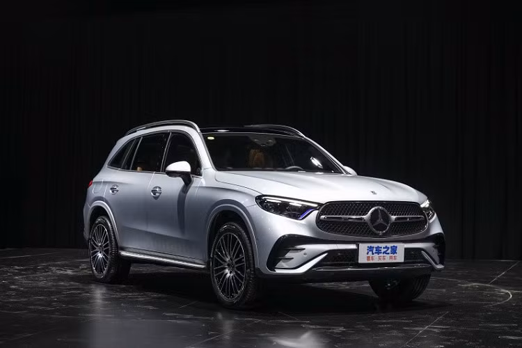 Đầu tiên là phần kích thước, Mercedes-Benz GLC L 2023 sẽ dài hơn 110 mm, cao hơn 74 mm và đương nhiên chiều dài cơ sở cũng tăng 89 mm so với bản tiêu chuẩn. Thông số cụ thể của xe lần lượt dài x rộng x cao là 4.826 x 1.890 x 1.714 mm.
