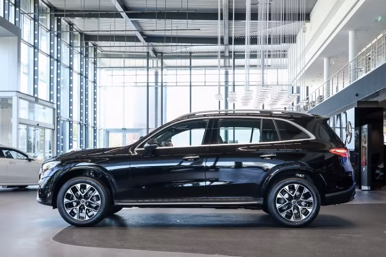 Ở phần nội thất, Mercedes-Benz GLC L 2023 được trang bị màn hình đồng hồ kỹ thuật số LCD 12,3 inch và màn hình cảm ứng trung tâm có kích thước 11,9 inch với thiết kế treo lơ lửng, không nằm lọt thỏm trong bảng điều khiển trung tâm.