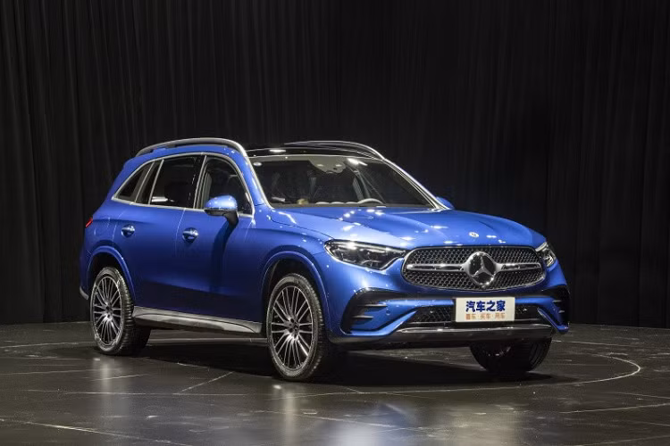 Ngoại hình và nội thất của Mercedes-Benz GLC L 2023 mới ra mắt tại thị trường Trung Quốc vẫn bám theo ngôn ngữ thiết kế mới nhất nhưng phiên bản trục cơ sở kéo dài sẽ cung cấp hai cách bố trí không gian là 5 chỗ và 7 chỗ, cùng 1 số thay đổi dễ nhận ra ở thiết kế.