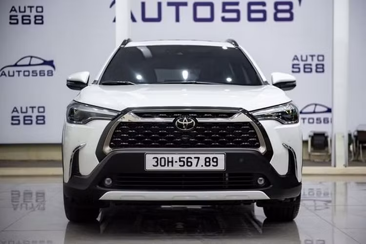 Mới đây, cộng đồng mạng lại được một phen xôn xao trước thông tin một chiếc Toyota Corolla Cross biển số san bằng tất cả đang được rao bán. Cụ thể, chiếc SUV trong bài thuộc bản 1.8V 2023 có BKS “30H-56789”.