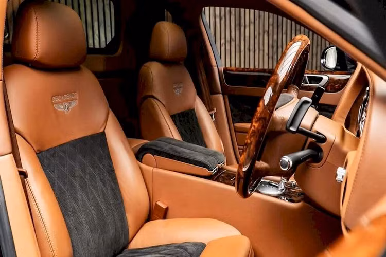 Trong khi đó, khoang sau và cốp Bentley Continental Flying Spur độ bán tải được cải tạo thành thùng hàng, ốp gỗ sang trọng. Các chi tiết ngăn giữa thùng hàng và khoang lái được hoàn thiện tương đối tốt
