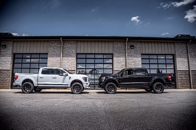 Giá xe Ford F-150 Carroll Shelby Centennial Edition từ 129.500 USD (3 tỷ đồng) đối với bản động cơ tiêu chuẩn 400 mã lực và 138.500 USD (3,254 tỷ đồng) thêm bộ siêu nạp tăng sức mạnh lên 800 mã lực.