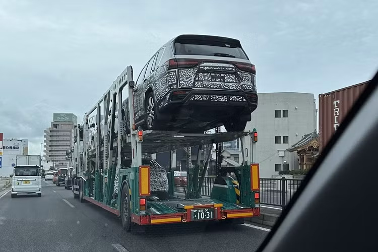 Mới đây, cánh săn ảnh tại Nhật Bản đã vô tình bắt gặp một chiếc Lexus LX bí ẩn được vận chuyển trên đường phố bằng xe lồng. Nhiều người dự đoán đây có thể chính là phiên bản Lexus 700h 2024 mới. Lexus LX thế hệ mới đã chính thức trình làng vào hồi cuối năm 2021 với 2 phiên bản LX600 và LX500d.
