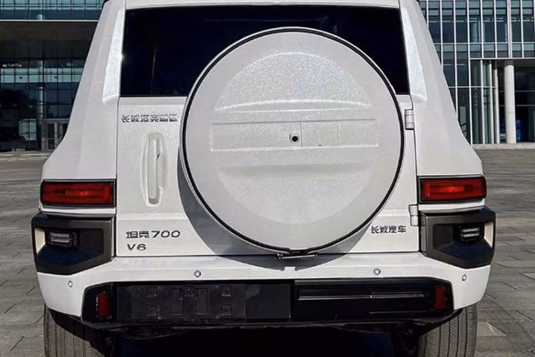 Hình ảnh một chiếc Toyota Land Cruiser LC300 với ngoại hình ngộ nghĩnh cùng logo phía trước và sau không phải của hãng Toyota đã khiến không ít người bất ngờ và khâm phục trước công nghệ làm nhái xe của các "pháp sư" đến từ Trung Quốc.