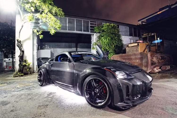 Số lượng Nissan 350Z tại Việt Nam chỉ đếm trên đầu ngón tay và đa phần chúng đều được chủ sở hữu độ lại nhằm mang đến cái nhìn thể thao, hầm hố và “chất” hơn. Theo đó, chiếc Nissan 350Z độ bodykit Veilside trong bài là một ví dụ điển hình.