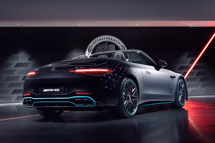 Mercedes-AMG SL63 Motorsport đặc biệt sở hữu lớp sơn hai tông màu đen Obsidian Black và màu bạc High-Tech Silver. Điểm nhấn hoạ tiết của xe là viền xanh chủ đề Aqua Petronas và logo ngôi sao ba cánh của Mercedes-Benz. Bản đặc biệt Mercedes-AMG SL63 trang bị bộ mâm hợp kim 10 chấu kép kích thước lớn 21 inch sơn đen mờ với vành màu xanh Petronas.