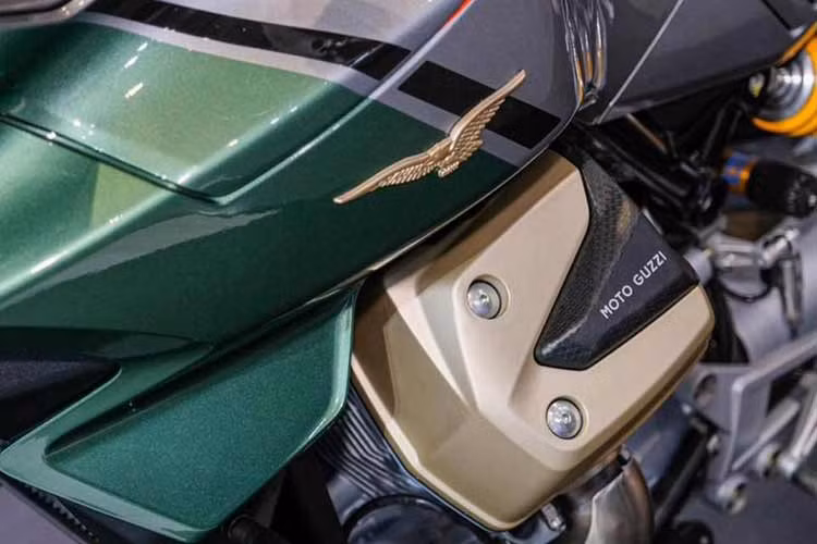 Thiết kế của Moto Guzzi V100 Mandello tương đối nhỏ gọn, linh hoạt với khung sườn thể thao mới nhưng vẫn đảm bảo tính ổn định. Xe vẫn mang thiết kế đặc trưng của thương hiệu với hệ thống dẫn động bằng trục các đăng (cardan), đèn pha trước với biểu tượng cánh chim đại bàng.