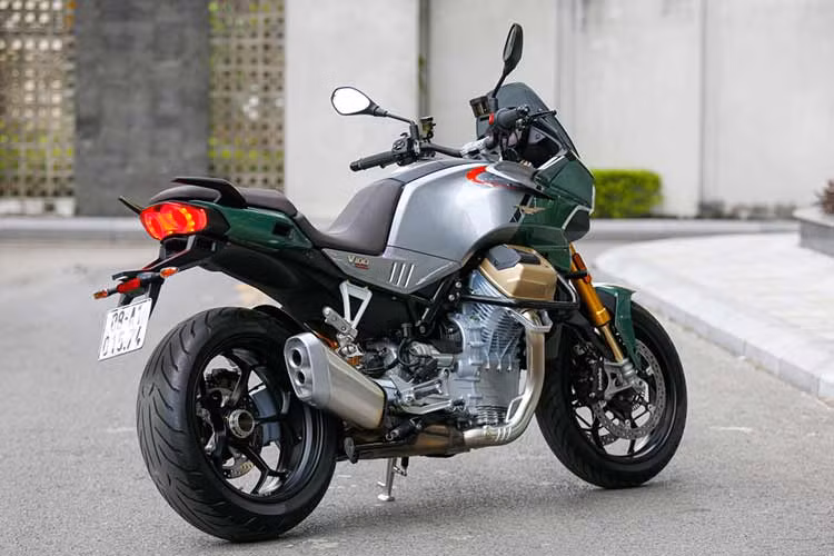 Theo đó, tại thị trường Việt Nam, giá xe Moto Guzzi V100 Mandello 2023 nhập khẩu nguyên chiếc từ Ý với một phiên bản S duy nhất bán ra là 535 triệu đồng. Với giá bán hơn nửa tỷ đồng, Moto Guzzi V100 Mandello sở hữu nhiều trang bị, công nghệ ấn tượng đủ để khiến mọi biker khao khát được sở hữu.