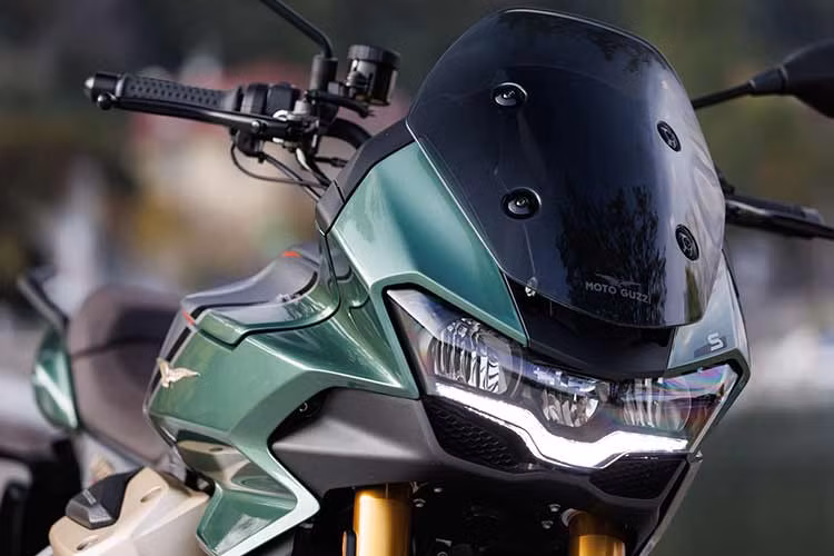 Mẫu xe môtô Moto Guzzi V100 Mandello được thiết kế dành cho các cung đường trường, do đó xe được tạo dáng ngồi thấp, tay lái cao cho tư thế lái thoải mái. Độ cao yên là 815 mm thiết kế dạng đôi, phân tầng. Khoảng cách hai trục bánh xe là 1.475 mm. Bình xăng dung tích 17 lít và trọng lượng khô 233 kg.