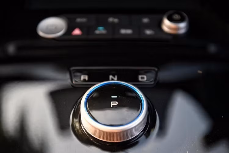 Ghế và vô lăng của xe đều được bọc da màu đen. Vô lăng có thể chỉnh 4 hướng và chỉ tích hợp một vài nút bấm. Phía sau vô lăng là bảng đồng hồ analog, tích hợp màn hình đa thông tin TFT 5 inch để hiển thị những thông tin cần thiết. Bên cạnh đó là màn hình cảm ứng trung tâm 10,1 inch được đặt nổi trên mặt táp-lô, có thể xoay ngang hoặc dọc và hỗ trợ kết nối Bluetooth.