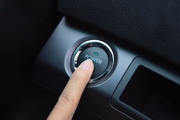 Bên trong mẫu xe MPV BYD e6 2023 là không gian nội thất 2 hàng ghế với 5 chỗ ngồi. Thiết kế nội thất của BYD e6 2023 mang phong cách đơn giản và trung tính. Là xe thương mại, chủ yếu nhắm đến những người kinh doanh vận tải hành khách nên mẫu MPV này chỉ được trang bị vừa đủ. 