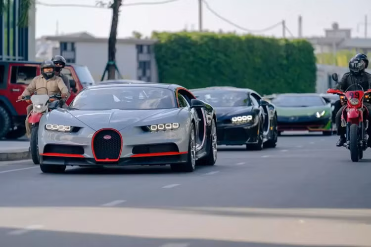 Lý do là dòng siêu xe Bugatti Chiron có giá bán rất đắt đỏ, thậm chí, 1 trong 2 xe chạy trên đường phố của Campuchia còn là bản siêu nhanh Bugatti Chiron Super Sport thuộc hàng siêu hiếm trên thế giới.