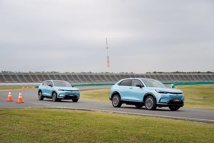 Các chi tiết khác của mẫu crossover e:N1 vẫn chưa được Honda tiết lộ, nhưng chúng ta sẽ không phải đợi lâu để tìm hiểu thêm về mẫu xe thuần điện mới này của nhà sản xuất ô tô Nhật Bản. Honda cho biết hãng có thể sẽ ra mắt crossover Honda e:N1 vào quý I năm 2024.