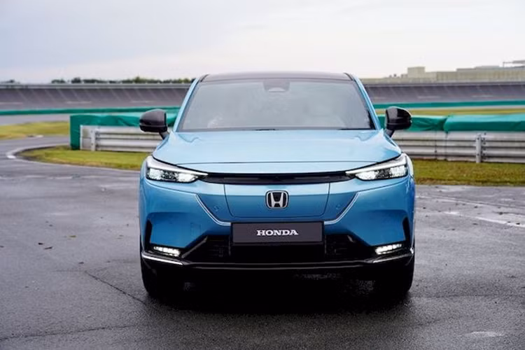 Điều này khiến Honda trở thành nhà sản xuất ôtô lớn đầu tiên của Nhật Bản sản xuất xe điện tại xứ sở chùa Vàng. Về cơ bản, Honda e:N1 phiên bản thuần điện là "người anh em" của mẫu crossover HR-V.