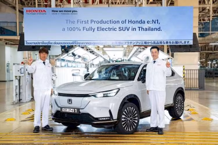 Sau khi Honda lái thử nghiệm e:N1 EV tại Khu thử nghiệm Tochigi ở Nhật Bản cách đây vài tháng trước, nhà sản xuất ôtô Nhật Bản hiện đã bắt đầu đưa mẫu xe này vào sản xuất thương mại. Theo đó, Honda e:N1 EV chạy điện được sản xuất tại nhà máy Prachinburi ở Thái Lan.