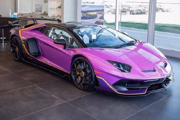 Chiếc Lamborghini Aventador LP700-4 Roadster đặc biệt này chỉ mới hoàn thành được gần 2 tháng, người độ là Phan Công Khanh - ông chủ showroom K-Super vừa bị Cơ quan CSĐT Công an TP.HCM thực hiện lệnh bắt người trong trường hợp khẩn cấp để điều tra về hành vi lừa đảo chiếm đoạt tài sản.