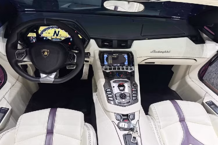 Siêu xe Lamborghini Aventador LP700-4 mui trần độ bản Lamborghini Aventador SVJ Roadster sử dụng động cơ V12, dung tích 6.5 lít, sản sinh công suất tối đa 700 mã lực tại vòng tua máy 8.250 vòng/phút và mô-men xoắn cực đại 690 Nm tại vòng tua máy 5.500 vòng/phút. Sức mạnh được truyền tới cả bốn bánh thông qua hộp số tự động 7 cấp ISR.
