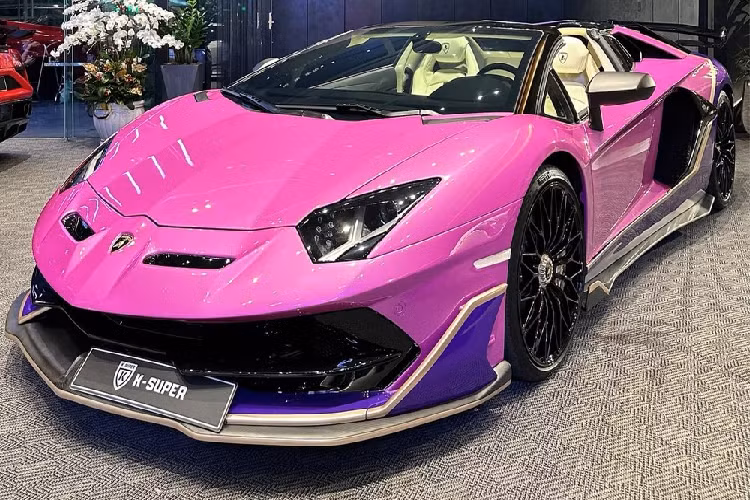 Ngoài màu sơn đặc biệt của xe, còn điểm nhấn quan trọng của Lamborghini Aventador LP700-4 Roadster này còn nằm ở việc body kit của xe đã được độ thành Lamborghini Aventador SVJ Roadster, dễ thấy ở cản trước mới, bộ mâm đa chấu kép, nẹp sườn, hốc gió to lớn bên hông và toàn bộ đuôi xe như cản sau, khuếch tán, ống xả tròn đặt trên cao và cánh gió đuôi khổng lồ.