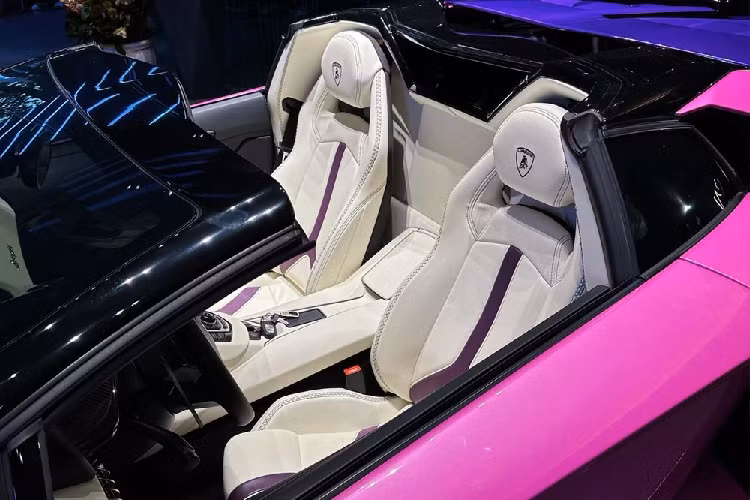 Nếu tìm 1 chiếc xe thay đổi nội thất nhiều nhất tại Việt Nam, chiếc xe mui trần Lamborghini Aventador LP700-4 Roadster độ này phải xếp đầu bảng, sau khi được bọc nội thất bằng da Alcantara màu cam, siêu bò tiếp tục được cho thay nội thất màu đỏ và đến nay, xe mang nội thất màu trắng. Trong đó, bộ ghế ngồi thể thao bọc da trắng cùng sọc Y màu tím, phong cách rất SVJ.